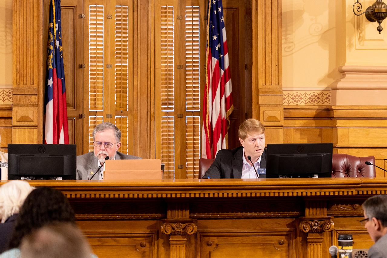 联合拨款委员会主席. 布莱克·蒂勒里(左)和众议员. 特里·英格兰(右)在本周的预算听证会上听取证词. (图片来源:Georgia House Photo)