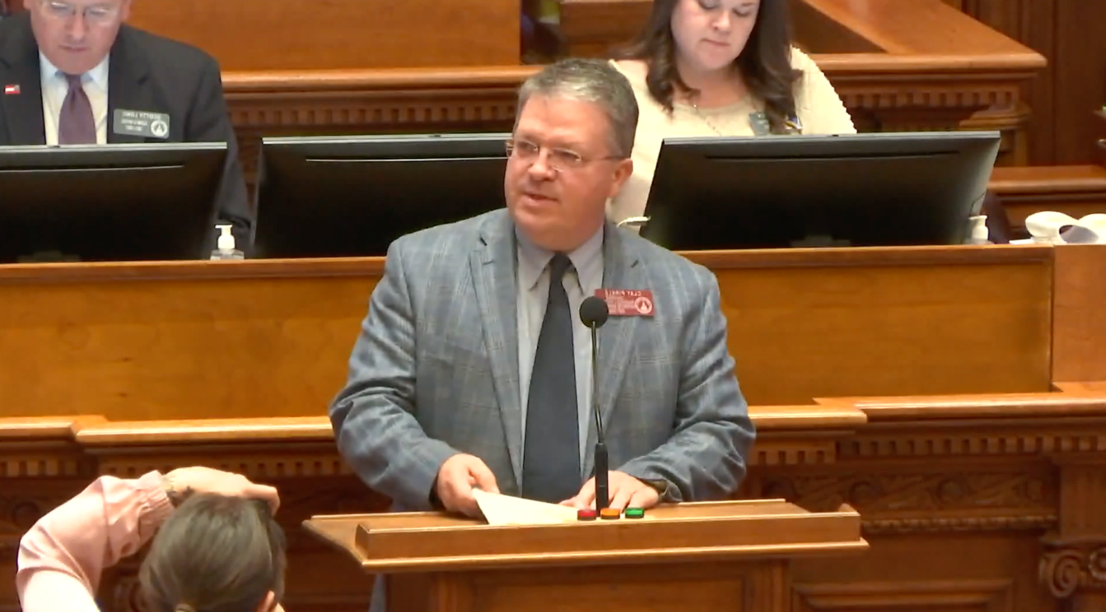 代表. 克莱·皮尔克尔(R-Ashburn)支持众议院第1175号法案, 乔治亚州生乳制品法案, 为这次立法会议的最终通过干杯.